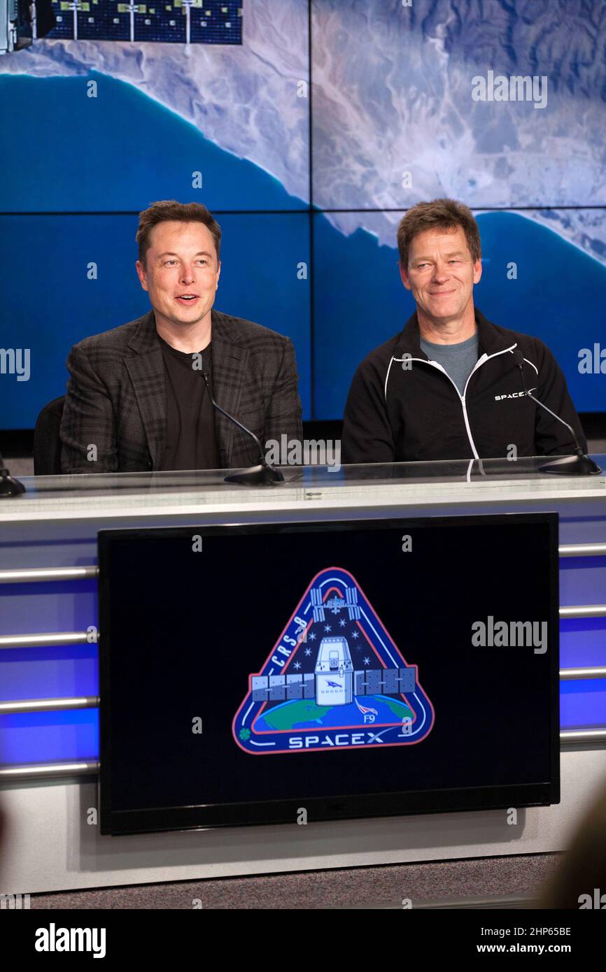 Elon Musk bei einer Pressekonferenz nach dem erfolgreichen Start von SpaceX CRS-8 und der erfolgreichen Landung der Falcon 9-Rakete auf dem Barge Ca. 2016 Stockfoto