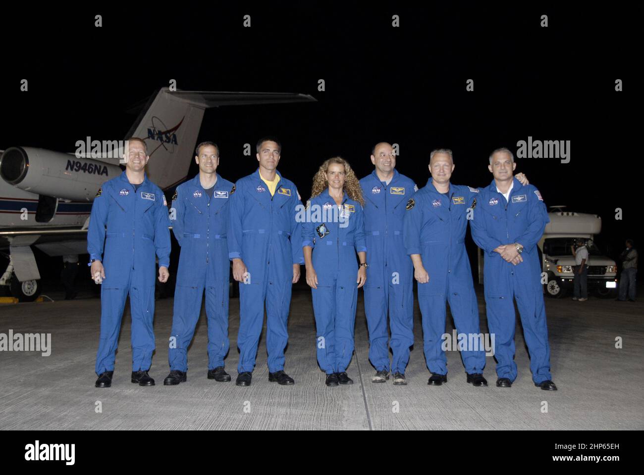 Die STS-127-Crew posiert nach ihrer Ankunft in der Shuttle Landing Facility im Kennedy Space Center der NASA in Florida für ein Gruppenportrait. Von links sind die Missionsspezialisten Tim Kopra, Tom Marshburn, Christopher Cassidy und Julie Payette von der Canadian Space Agency, Commander Mark Polansky, Pilot Doug Hurley und Missionsspezialist Dave Wolf Ca. 2009 Stockfoto