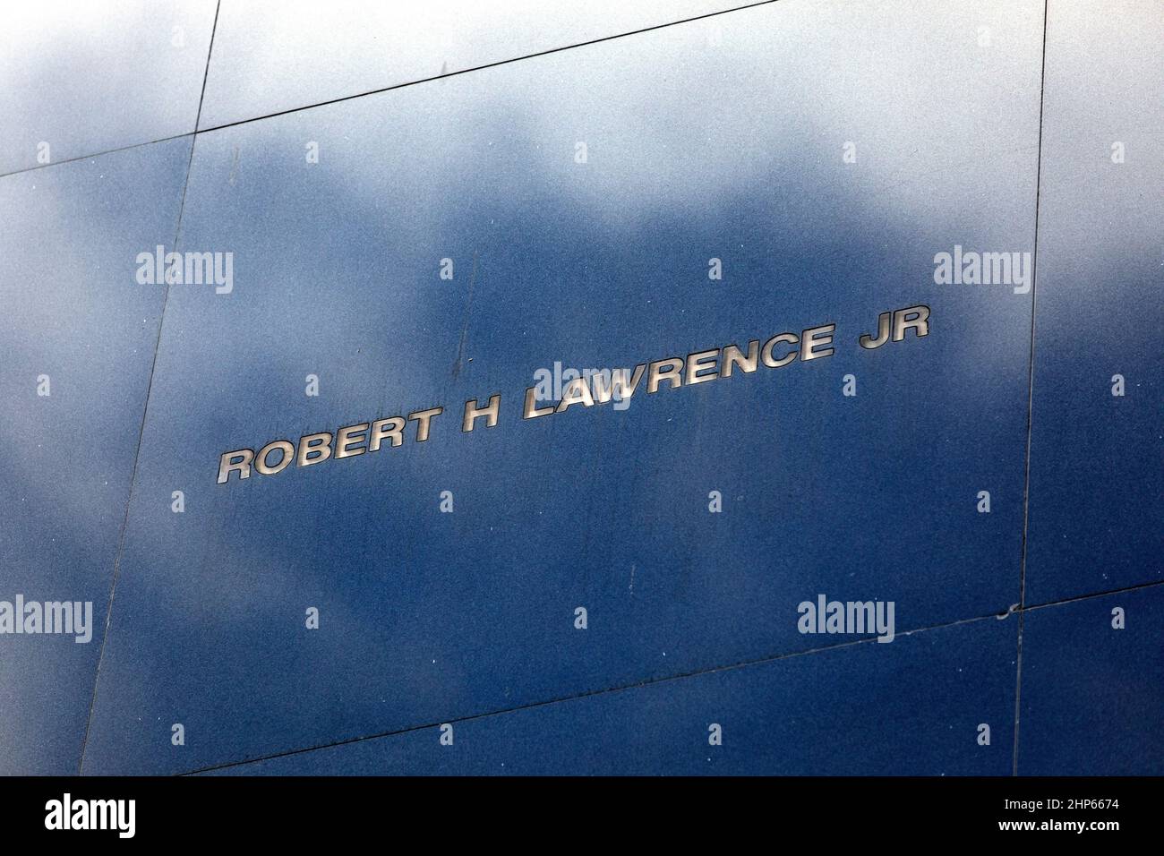 Im Besucherkomplex des Kennedy Space Center heißt der Name U.S. Air Foce Maj. Robert Lawrence, der auf dem Space Mirror Memorial zu Ehren derer steht, die bei der Erforschung des Weltraums verloren gegangen sind. Lawrence wurde 1967 für das bemannte Orbiting Laboratory Program ausgewählt und war der erste afroamerikanische Astronaut. Vor 50 Jahren verlor er bei einem Trainingsunfall sein Leben. Stockfoto