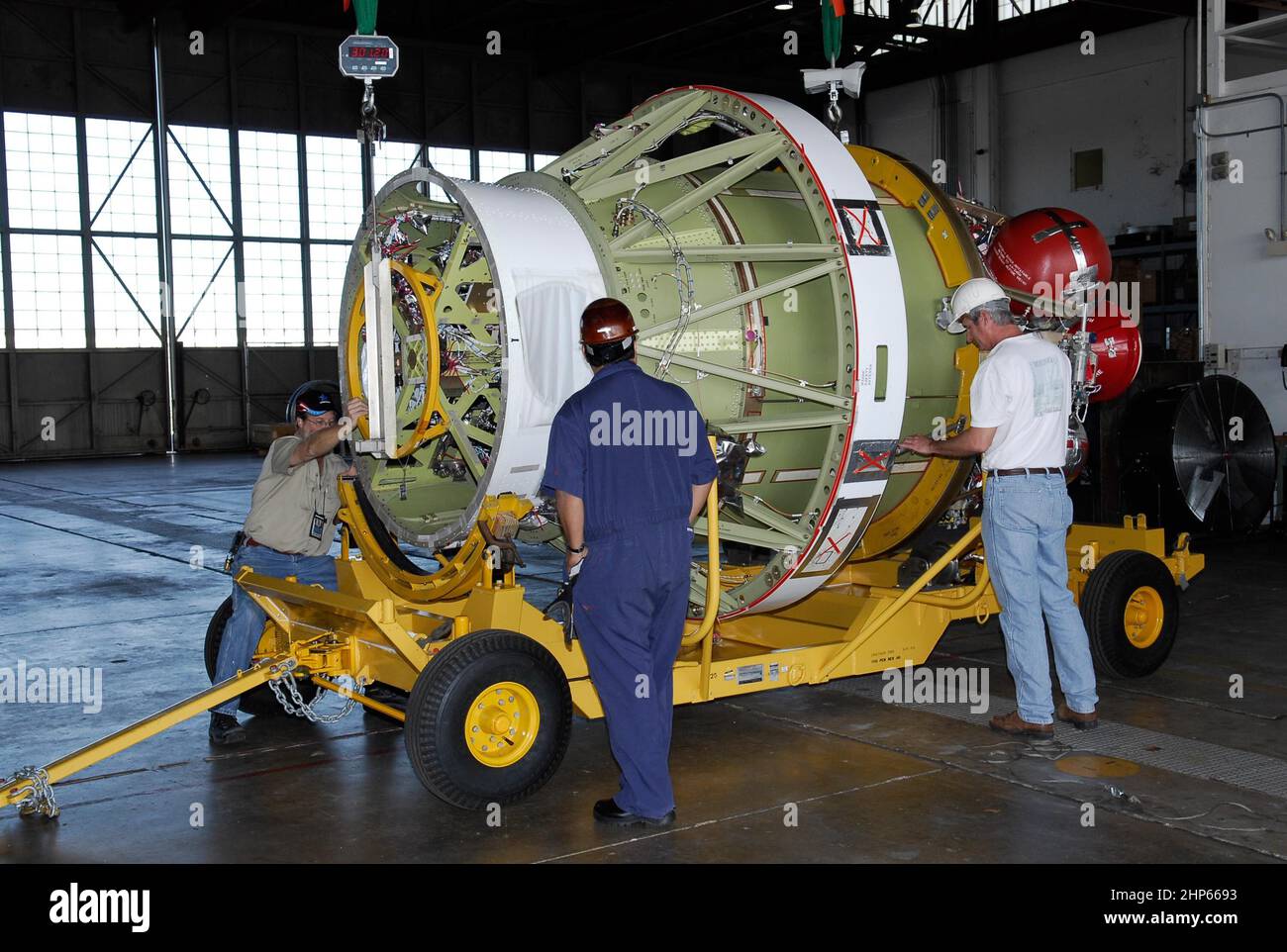 Auf der Cape Canaveral Air Force Station bereiten die Arbeiter die zweite Phase des Delta II für GLAST zum Wiegen vor. Die Delta-Rakete wird zum Start des Gamma-Ray Large Area Space Telescope (GLAST) vom Launch Pad 17-B auf CCAFS Ca. 16. Mai verwendet. 2008 Stockfoto