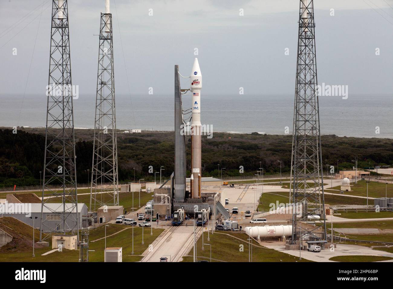 Die ATLAS V-Rakete, die die Mars-Atmosphäre und die volatile Evolution (MAVEN) trägt, sitzt nach dem Start vom Space Launch Complex 41 ca. auf der Startrampe der Cape Canaveral Air Force Station in Florida. 2013 Stockfoto
