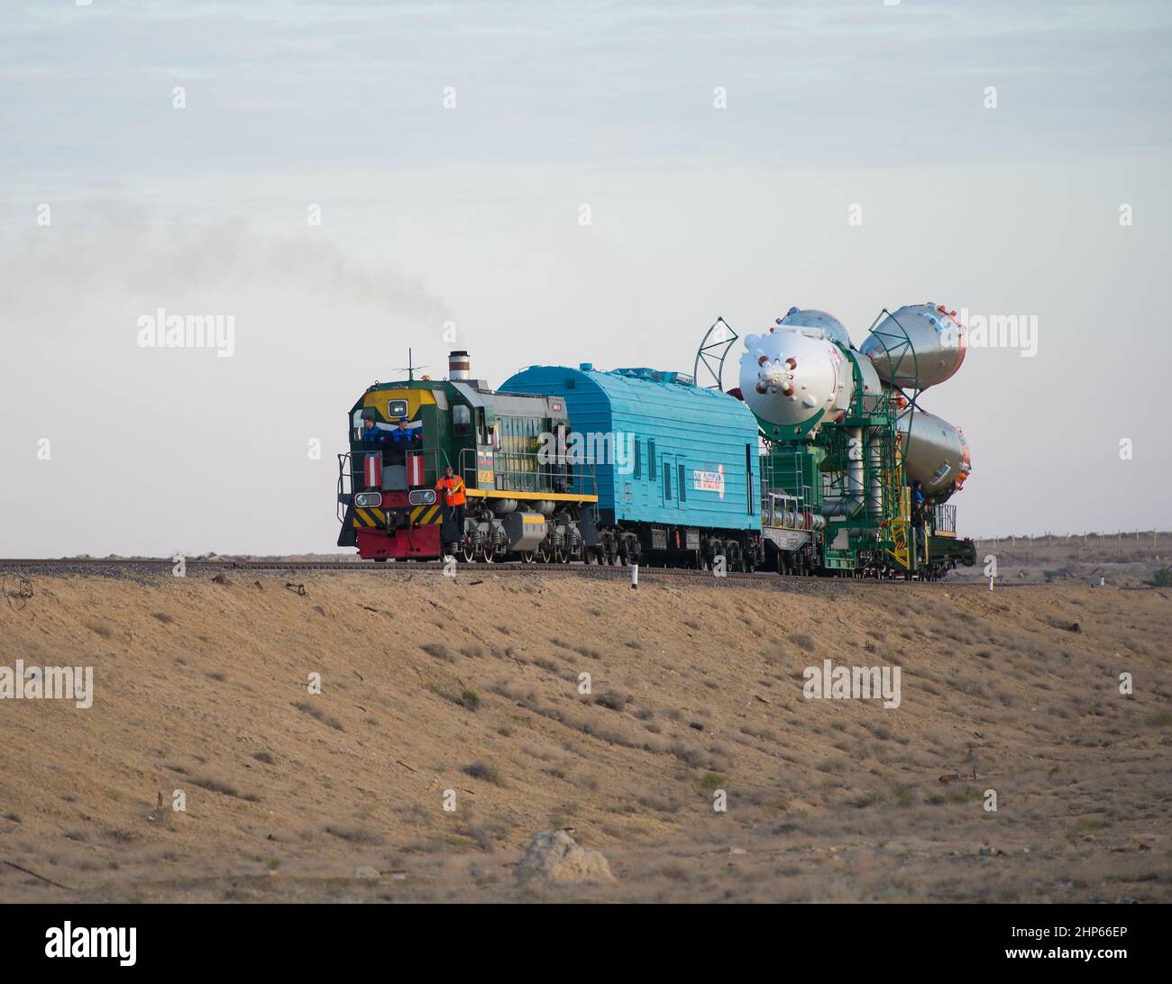 Das Raumschiff Sojus TMA-14M wird am Dienstag, den 23. September 2014, im Kosmodrom Baikonur in Kasachstan per Zug auf die Startrampe ausgerollt. Stockfoto