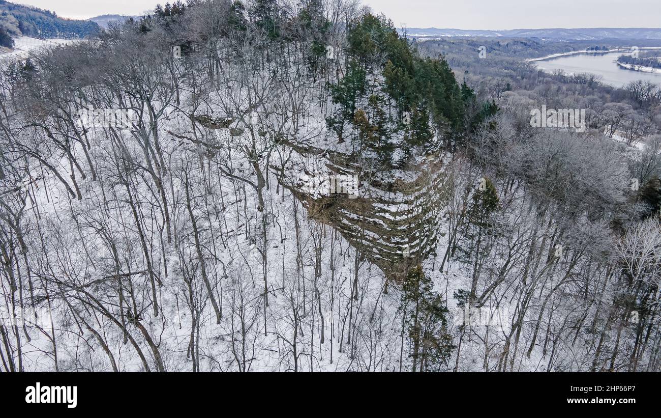 Der Fluss erstreckt sich durch das Land entlang der Hügel. Stockfoto
