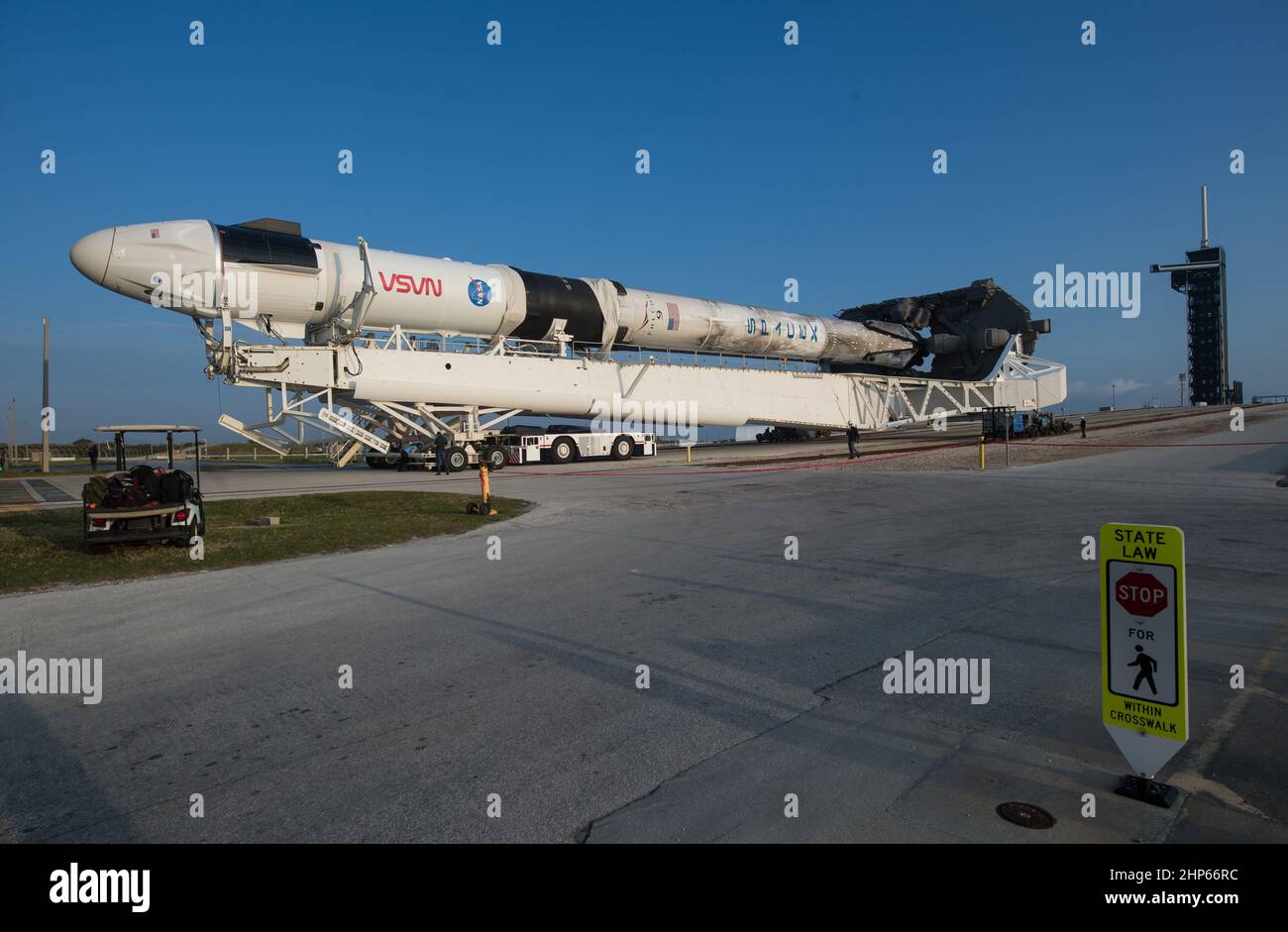 Eine SpaceX Falcon 9-Rakete mit der Crew Dragon-Sonde des Unternehmens an Bord wird beim Start des Launch Complex 39A gesehen, da die Vorbereitungen für die Crew-2-Mission am Freitag, den 16. April 2021, im Kennedy Space Center der NASA in Florida fortgesetzt werden. Stockfoto