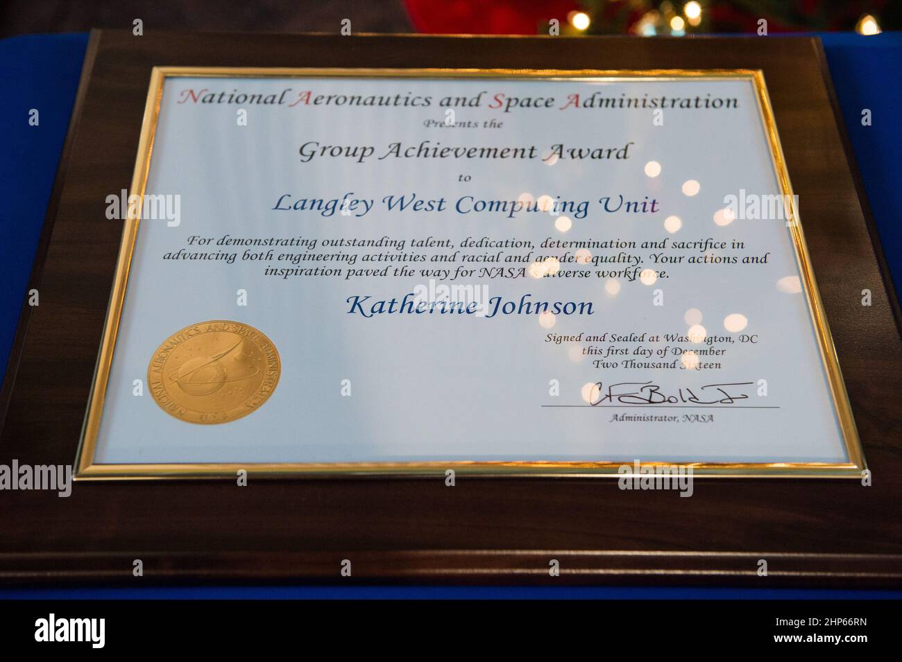 Die Auszeichnung von NASA „Human Computer“ Katherine Johnson wird vor einem Empfang gesehen, bei dem Mitglieder der West Area Computers Division des Langley Research Center am Donnerstag, den 1. Dezember 2016, im Virginia Air and Space Center in Hampton, VA, geehrt werden. Stockfoto