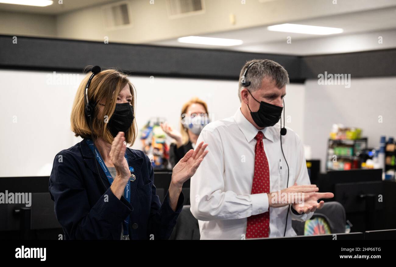 Kathy Lueders, stellvertretende Verwaltungsrätin der Abteilung für Humanforschung und Operationen, links; Steve Stich, Programmleiter des Commercial Crew Program der NASA, klatscht nach dem Start einer SpaceX Falcon 9-Rakete, die die Crew Dragon-Sonde des Unternehmens auf der NASA-Mission SpaceX Crew-1 mit den NASA-Astronauten Mike Hopkins, Victor Glover, Shannon Walker, Und der Astronaut der Japan Aerospace Exploration Agency (JAXA), Soichi Noguchi, an Bord, am Sonntag, den 15. November 2020, im Feuerraum vier des Launch Control Center im Kennedy Space Center der NASA in Florida. Stockfoto