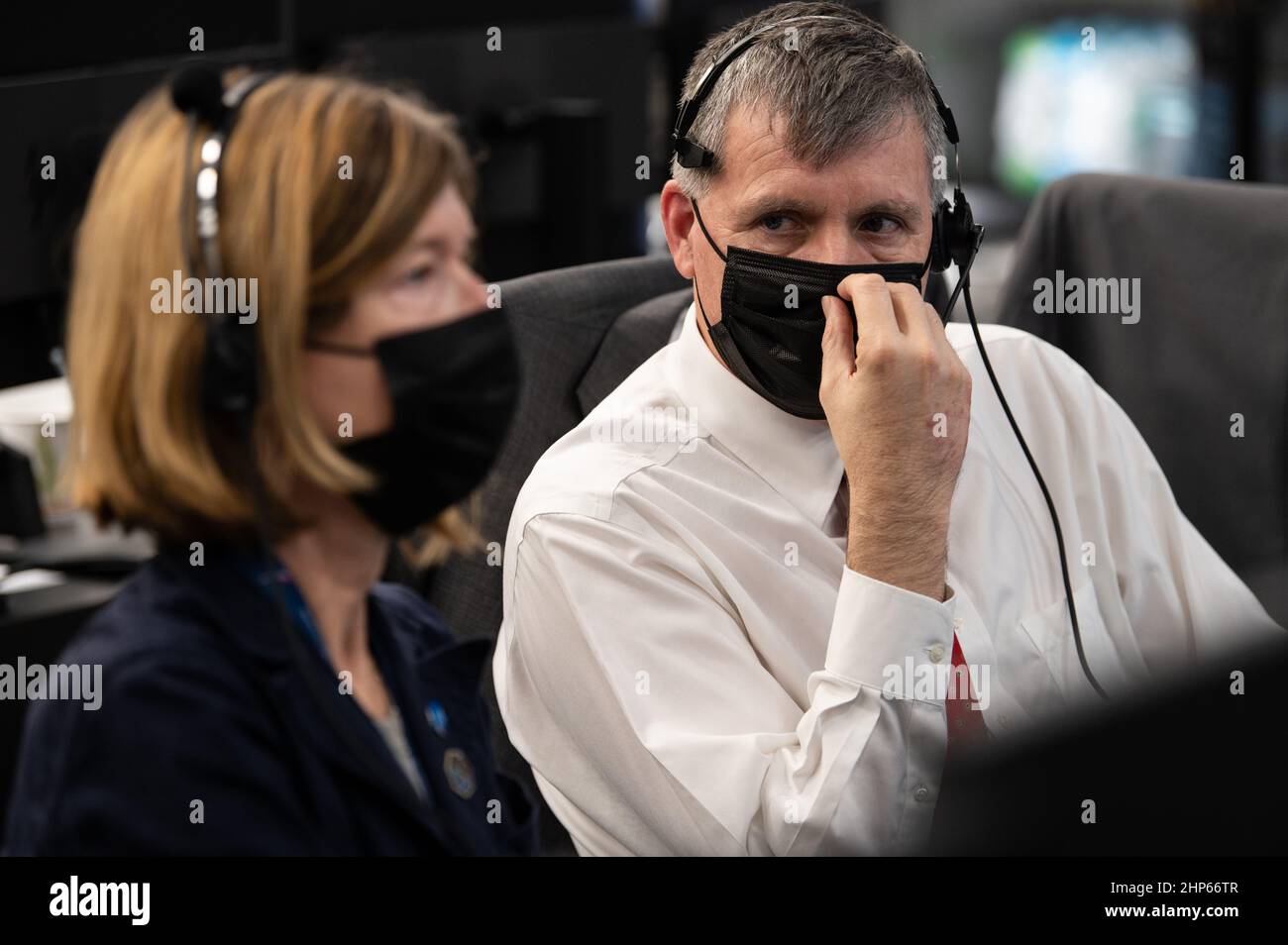 Steve Stich, Programmmanager für das Commercial Crew Program der NASA, spricht mit Kathy Lueders, Stellvertretender Administrator des Missionsdirektorats für menschliche Exploration und Operationen, der den Countdown für den Start einer SpaceX Falcon 9-Rakete überwacht, die die Crew Dragon-Sonde des Unternehmens auf der NASA-Mission SpaceX Crew-1 mit den NASA-Astronauten Mike Hopkins, Victor Glover, Shannon Walker, Und der Astronaut der Japan Aerospace Exploration Agency (JAXA), Soichi Noguchi, an Bord, am Sonntag, den 15. November 2020, im Feuerraum vier des Launch Control Center im Kennedy Space Center der NASA in Florida. Stockfoto