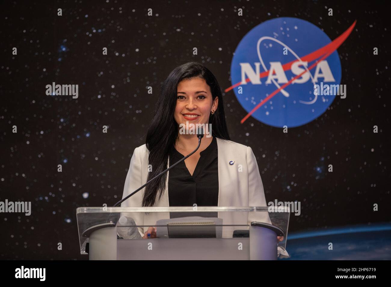 Bettina Inclán, Associate Administrator für Kommunikation der NASA, moderiert am 30. Mai 2020 im Zuschauerraum der Pressestelle im Kennedy Space Center der NASA in Florida eine Pressekonferenz nach dem Start der SpaceX Demo-2-Mission der Agentur zur Internationalen Raumstation. Stockfoto