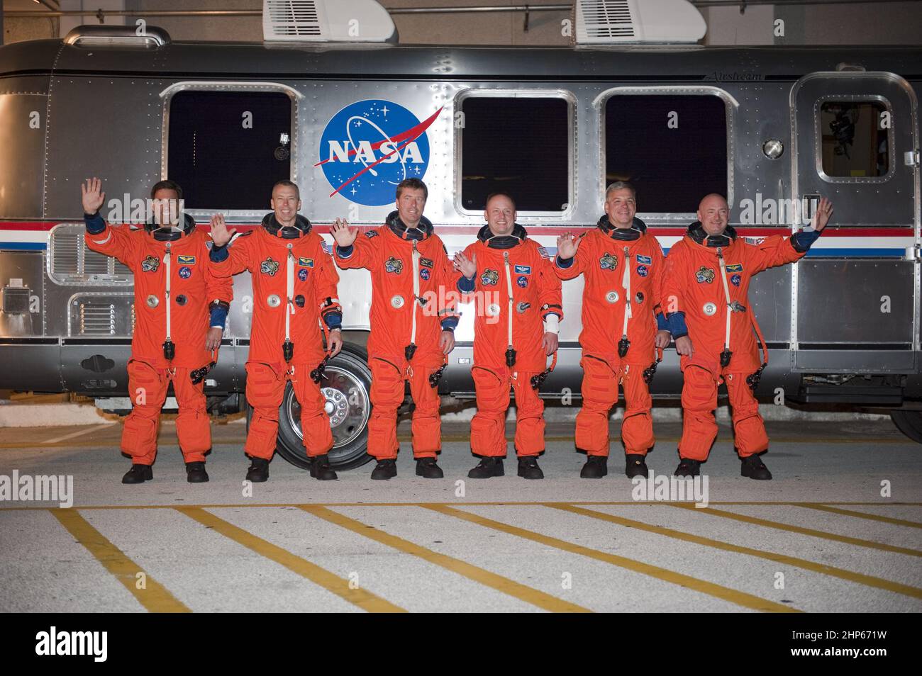 Die sechs Astronauten des Space Shuttle Endeavour STS-134, die in ihren orangefarbenen Anzügen zum Start und Einlass gekleidet sind, winken den Nachrichtenmedien und anderen Zuschauern vor dem Astrovan, der vor dem Operations and Checkout Building im Kennedy Space Center der NASA in Florida, CA, geparkt ist. 2011 Stockfoto