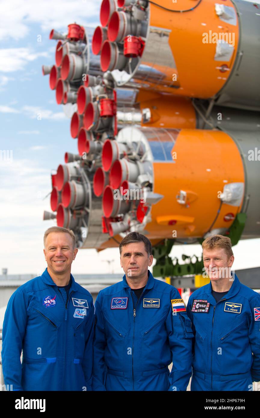 Timothy Kopra von der NASA, Mitglieder der Backup-Crew der Expedition 44, links; Juri Malenchenko von der russischen Föderalen Weltraumorganisation (Roskosmos), Mitte; Und Timothy Peake von der Europäischen Weltraumorganisation (ESA), rechts, posiert für ein Foto, während die Sojus TMA-17M-Sonde am Montag, den 20. Juli 2015, im Kosmodrom Baikonur in Kasachstan mit dem Zug auf die Startrampe gerollt wird. Stockfoto