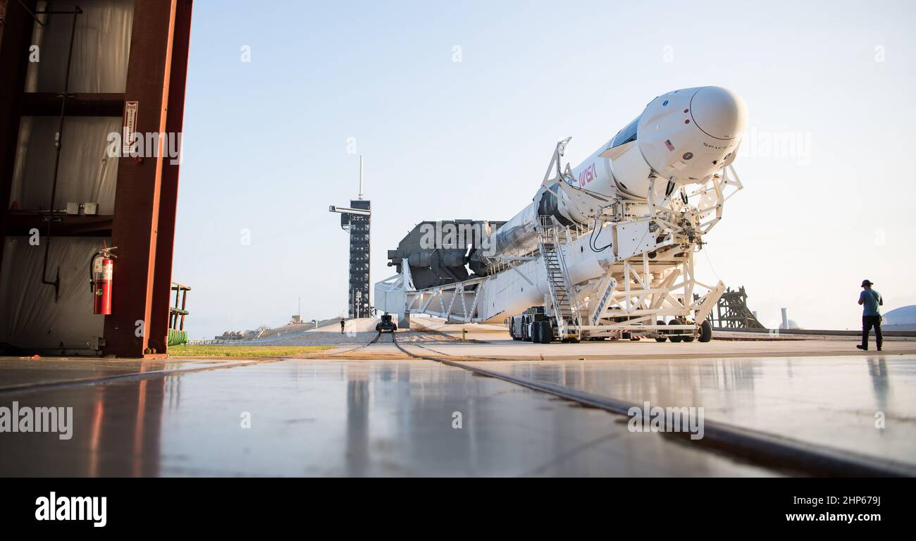 Eine SpaceX Falcon 9-Rakete mit der Crew Dragon-Sonde des Unternehmens an Bord wird beim Start des Launch Complex 39A aus der horizontalen Integrationseinrichtung ausgerollt, da die Vorbereitungen für die Crew-2-Mission am Freitag, den 16. April 2021, im Kennedy Space Center der NASA in Florida fortgesetzt werden. Die NASA-Mission SpaceX Crew-2 ist die zweite Rundungsmission der Raumsonde SpaceX Crew Dragon und der Falcon 9-Rakete zur Internationalen Raumstation im Rahmen des Commercial Crew Program der Agentur. Stockfoto