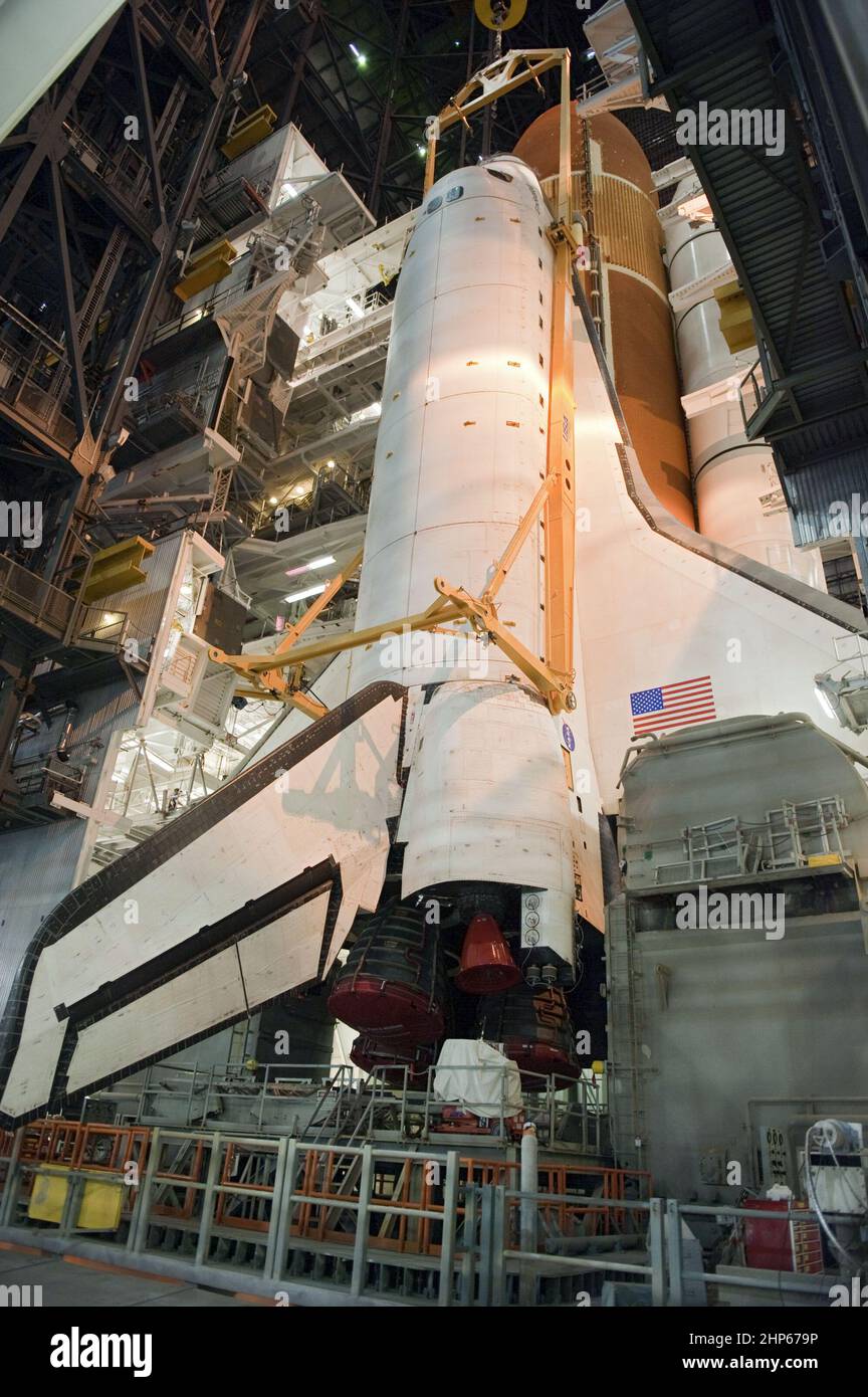 Im Vehicle Assembly Building im Kennedy Space Center der NASA in Florida wird das Shuttle Endeavour an seinen Platz gesenkt, wo es an seinen externen Kraftstofftank und seine festen Raketenstarter befestigt wird, die bereits auf der mobilen Trägerplattform Ca positioniert sind. 2011 Stockfoto