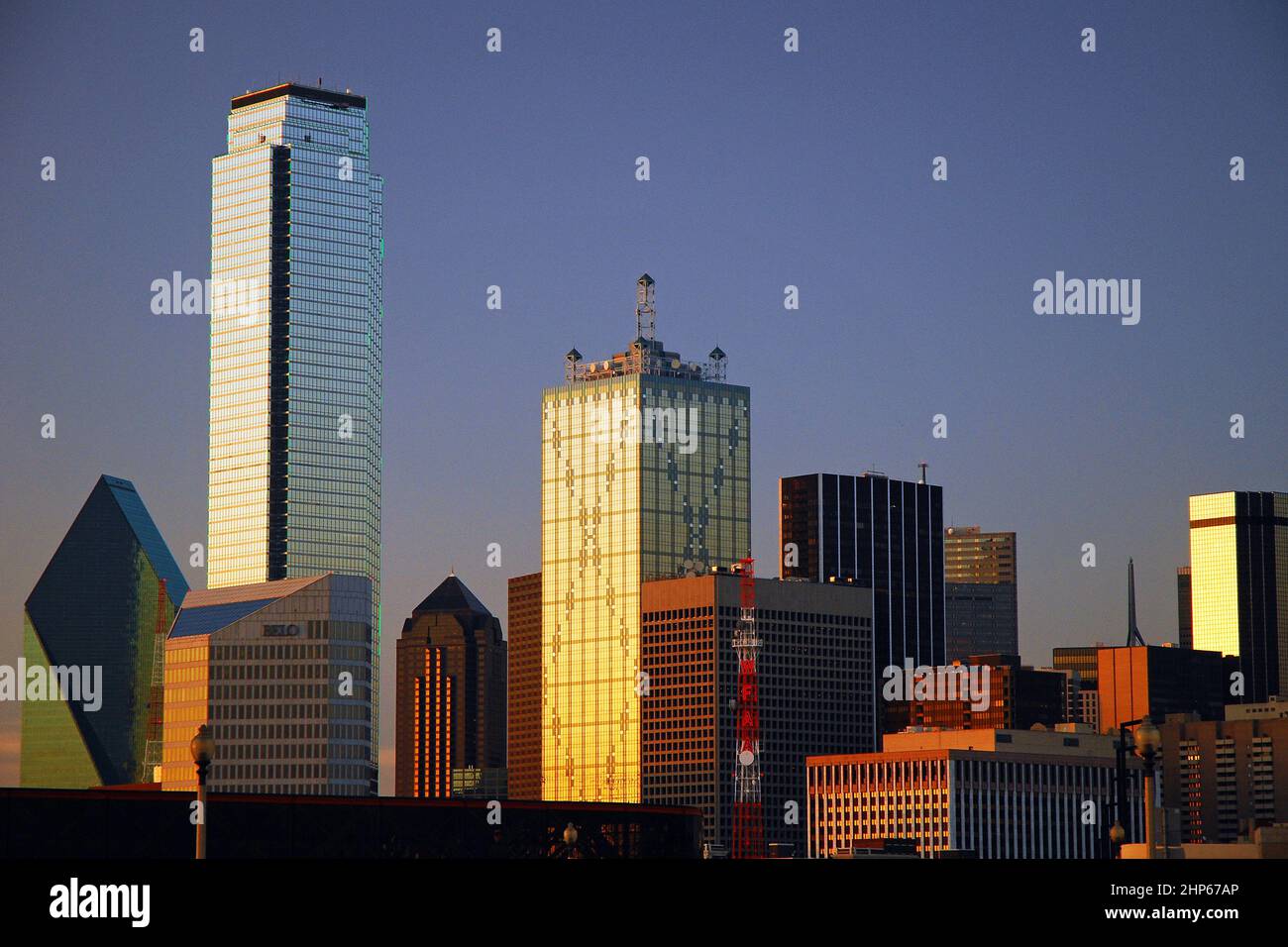 Der Sonnenuntergang leuchtet auf den Fenstern der Skyline von Dallas Stockfoto