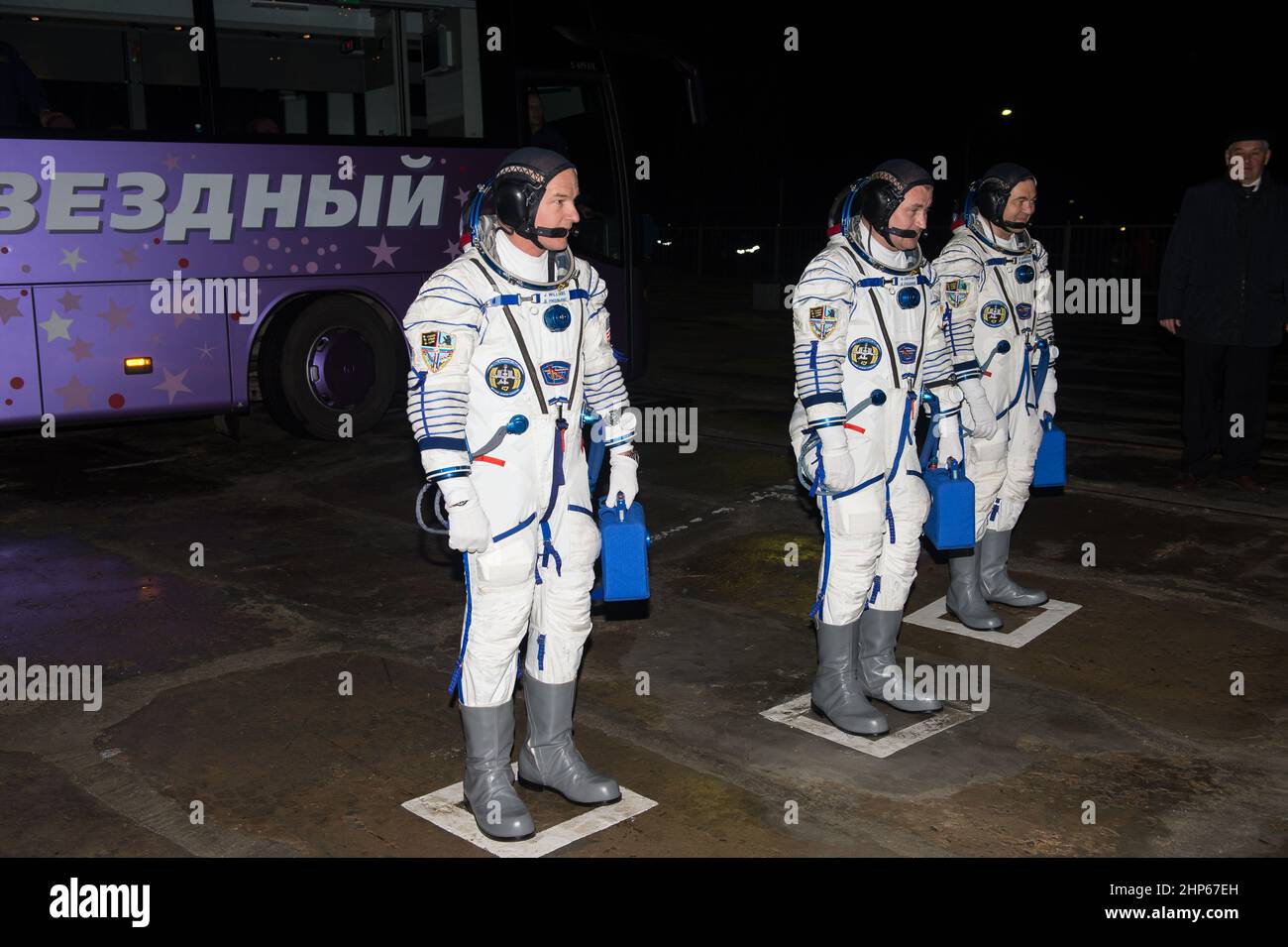 Expedition 47 Besatzungsmitglieder, Flugingenieur Jeff Williams von der NASA, links, Sojus-Kommandant Alexey Ovchinin von Roskosmos, Zentrum, und Flugingenieur Oleg Skripochka von Roskosmos, rechts, kommen am Startplatz an, um am Samstag, den 19. März 2016 im Kosmodrom Baikonur in Kasachstan an Bord der Sojus TMA-20M zu starten. Stockfoto