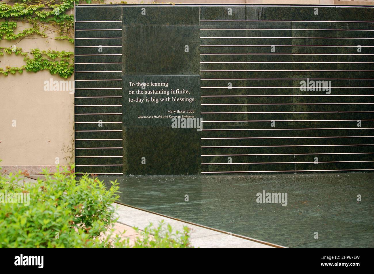 Ein Zitat von Mary Baker Eddy wird außerhalb einer Bibliothek mit ihrem Namen in Boston platziert Stockfoto