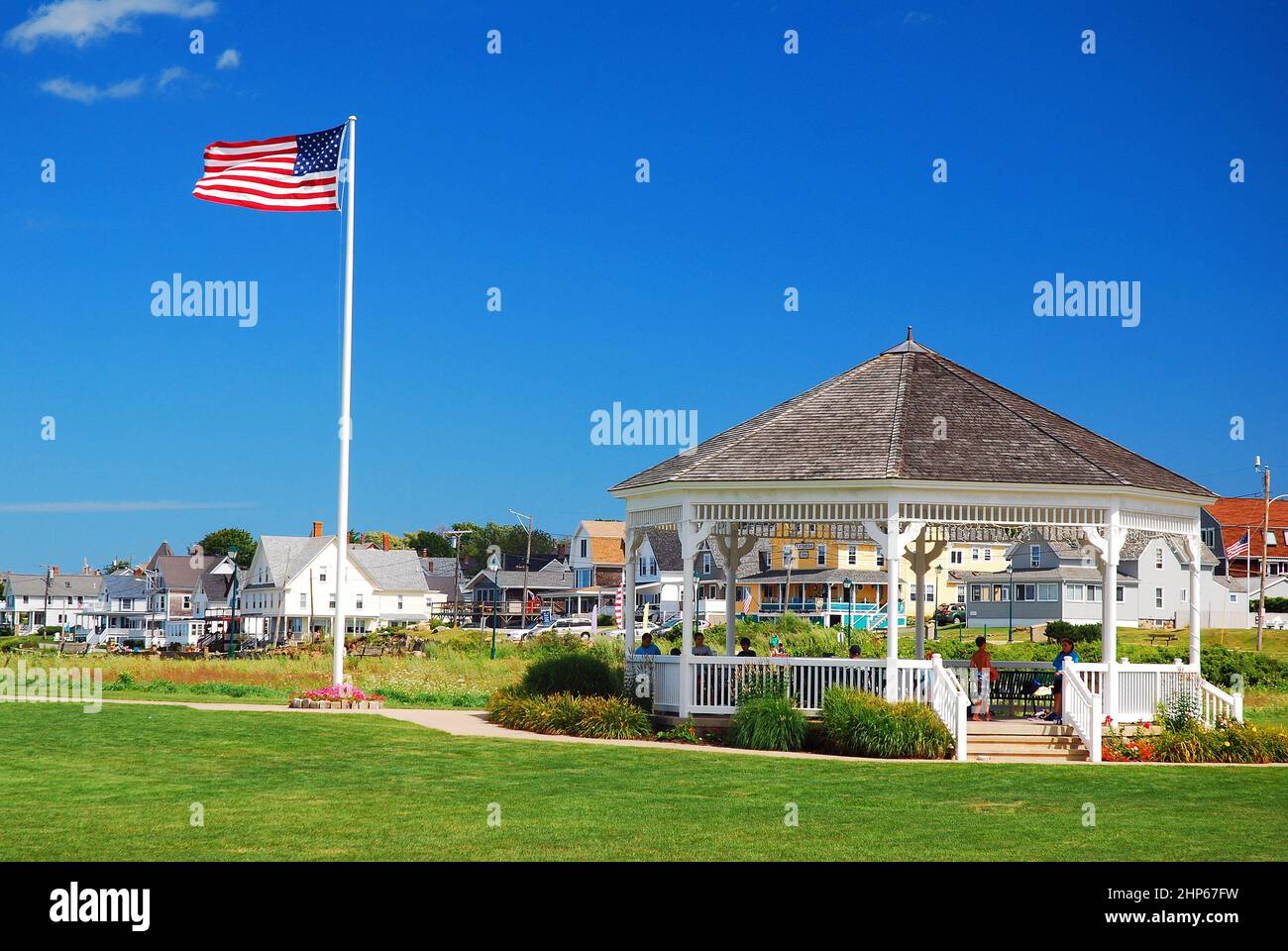Ein Pavillon und eine amerikanische Flagge erinnern an einen schönen Tag im Park Stockfoto
