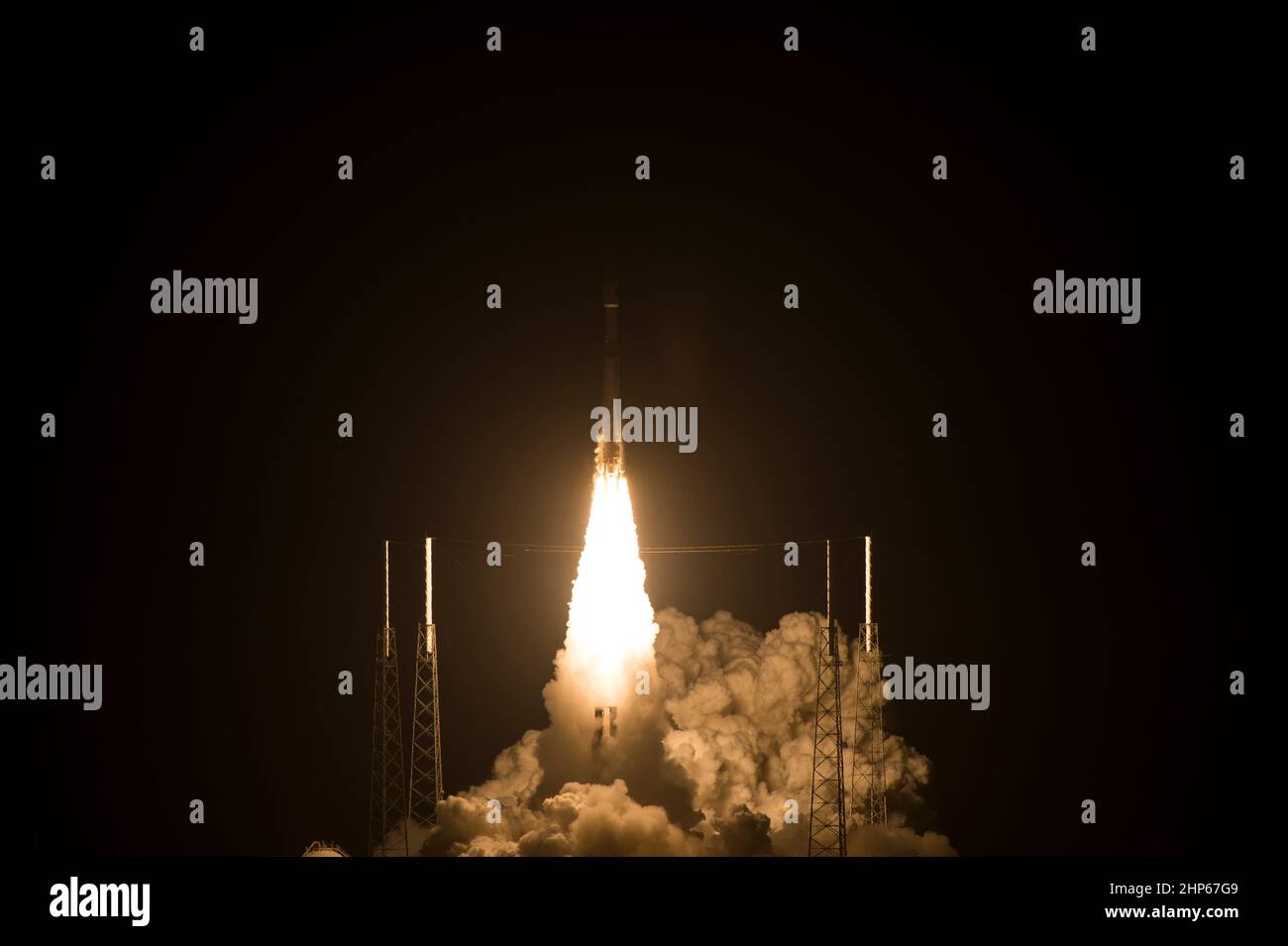 Die United Launch Alliance ATLAS V Rakete mit der NASA-Raumsonde Magnetospheric Multiscale (MMS) startet an Bord vom Space Launch Complex der Cape Canaveral Air Force Station 41, Donnerstag, 12. März 2015, Florida. Die MMS-Mission der NASA untersucht das Geheimnis, wie Magnetfelder um die Erde sich verbinden und trennen und dabei über einen Prozess, der als magnetische Wiederverbindung bekannt ist, explosiv Energie freisetzen. Stockfoto