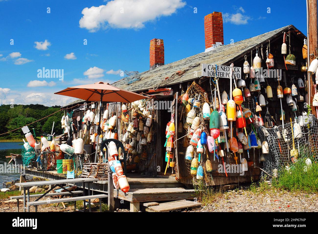 Eine Hummerhütte in Maine ist mit zahlreichen Hummerbojen dekoriert Stockfoto