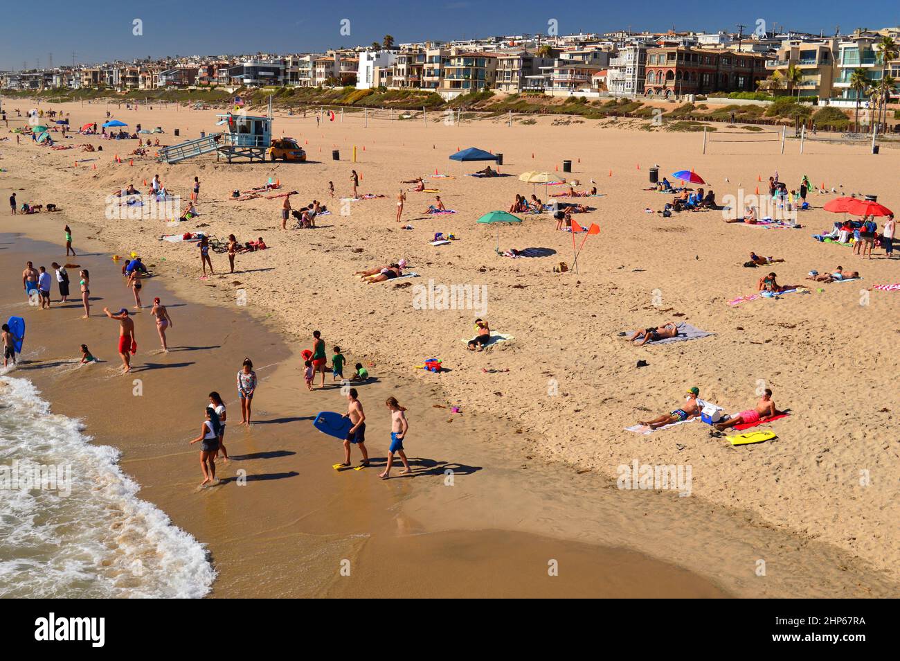 Ein Sommertag bringt die Menge am Manhattan Beach, Kalifornien, zum Vorwallen Stockfoto