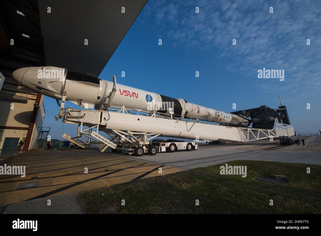 Eine SpaceX Falcon 9-Rakete mit der Crew Dragon-Sonde des Unternehmens an Bord wird beim Start des Launch Complex 39A aus der horizontalen Integrationseinrichtung ausgerollt, da die Vorbereitungen für die Crew-2-Mission am Freitag, den 16. April 2021, im Kennedy Space Center der NASA in Florida fortgesetzt werden. Stockfoto