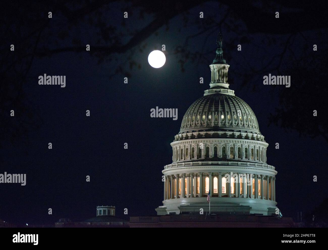 Der Mond wird am Sonntag, den 13. November 2016 in Washington gesehen, als er über dem Capitol aufsteigt. Am frühen Morgen, Montag, den 14. November, wird der Mond der Erde seit 1948 am nächsten sein und 30 Prozent heller und 14 Prozent größer erscheinen als der durchschnittliche monatliche Vollmond. Stockfoto