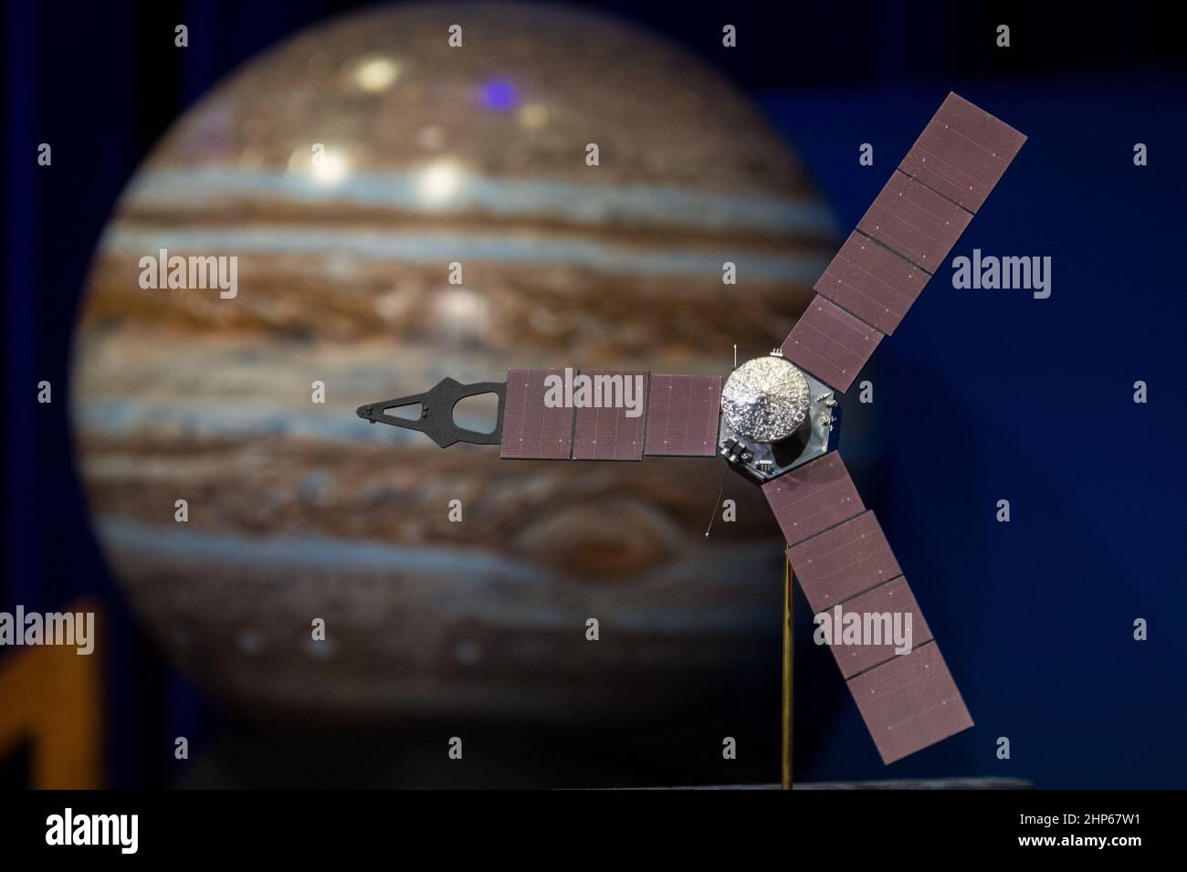 Ein Modell der Juno-Sonde ist bei einer Pressekonferenz zu sehen, die am Donnerstag, dem 30. Juni 2016, im Jet Propulsion Laboratory (JPL) in Pasadena, CA, abgehalten wird, bevor Juno in die Umlaufbahn um Jupiter eintritt. Stockfoto