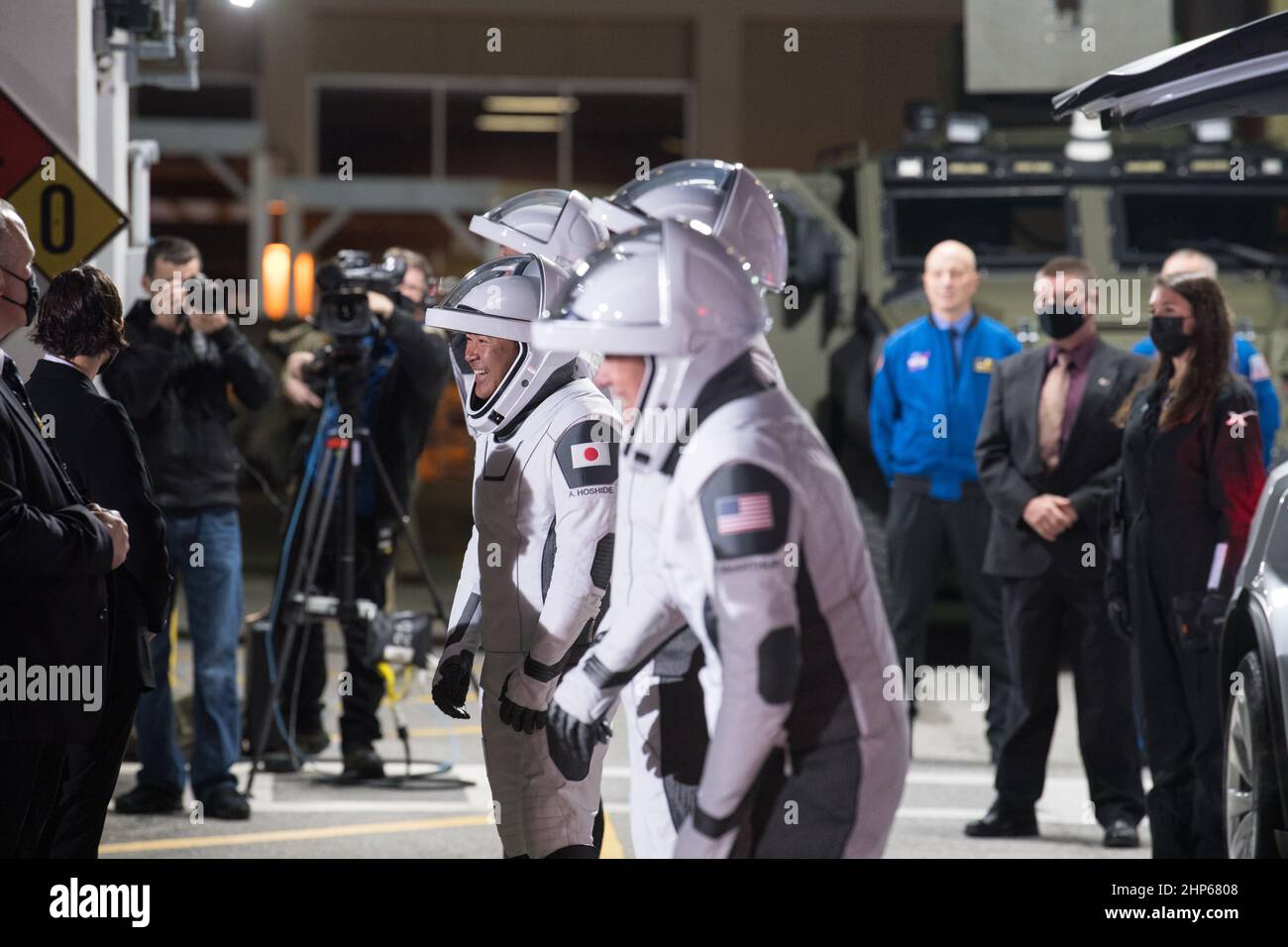 Von links nach rechts: ESA-Astronaut Thomas Pesquet, Japan Aerospace Exploration Agency (JAXA)-Astronaut Akihiko Hoshide, Und die NASA-Astronauten Shane Kimbrough und Megan McArthur werden gesehen, als sie sich darauf vorbereiten, das Neil A. Armstrong Operations and Checkout Building für den Launch Complex 39A zu verlassen, um am Freitag, den 23. April 2021, im Kennedy Space Center der NASA zum Start der Crew-2-Mission an Bord der Raumsonde SpaceX Crew Dragon zu gehen. Stockfoto