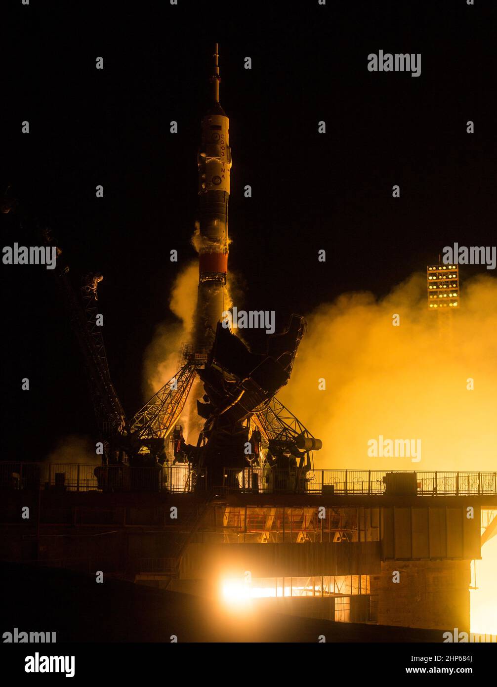 Die Sojus TMA-20M-Rakete startet am Samstag, 19. März 2016, vom Kosmodrom Baikonur in Kasachstan mit Expedition 47 Sojus-Kommandant Alexey Ovchinin von Roskosmos, Flugingenieur Jeff Williams von der NASA, Und der Flugingenieur Oleg Skripochka von Roskosmos in die Umlaufbahn, um ihre fünfeinhalb-monatige Mission auf der Internationalen Raumstation zu beginnen. Stockfoto
