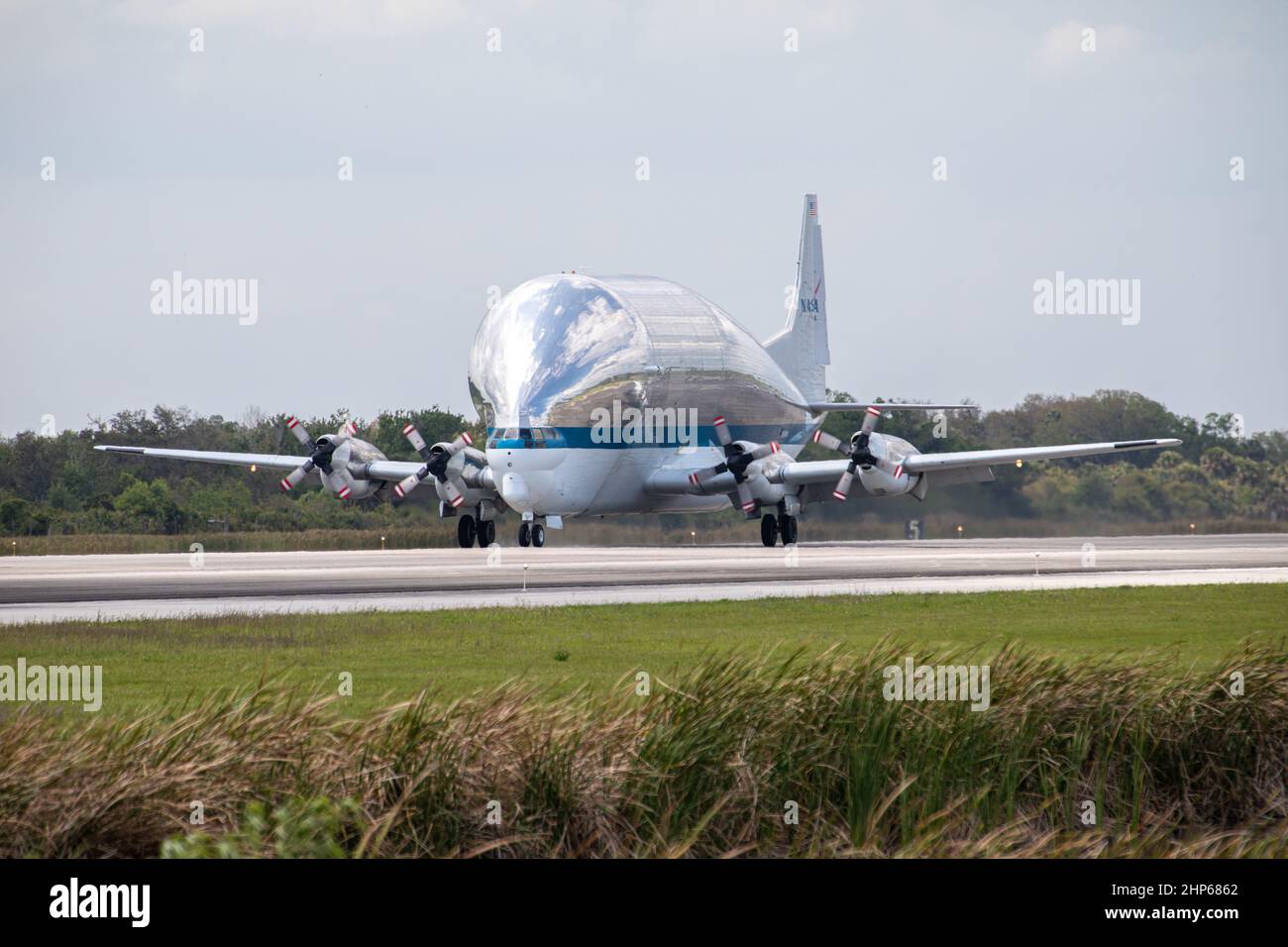 Das Super Guppy-Flugzeug der NASA, das die Orion-Sonde trägt, landet am 25. März 2020 auf der Start- und Landebahn des Kennedy Space Center in Florida. Orion ist nach Tests an der Plum Brook Station der Agentur in Ohio nach Kennedy zurückgekehrt, um zu bestätigen, dass das Raumschiff die extremen Bedingungen einer Tiefraumumgebung bewältigen kann. Das Raumschiff wird nun einer Endprüfung und Montage unterzogen, bevor es in die Rakete des Space Launch Systems integriert wird. Stockfoto