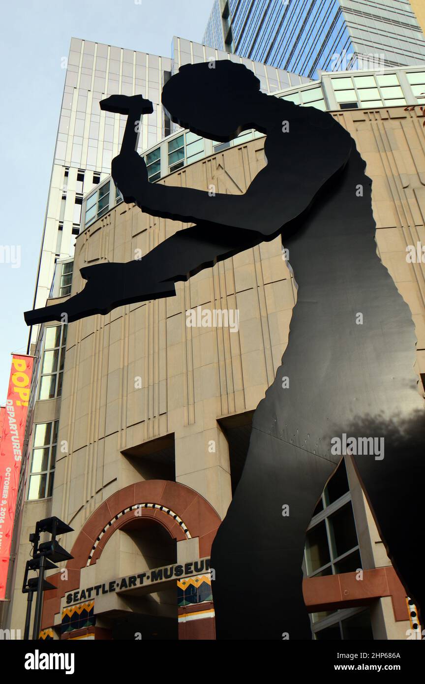 Der Hammerschläger Mann, eine bewegliche Skulptur, steht vor dem Seattle Museum of Art Stockfoto