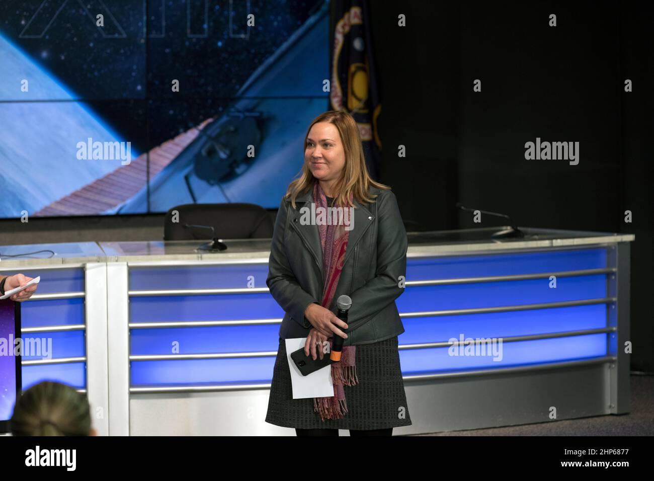 Rebecca Regan von Boeing Communications spricht im Presseportal des Kennedy Space Center mit Mitgliedern der sozialen Medien. Das Briefing konzentrierte sich auf die für den Start der Internationalen Raumstation Ca. 2017 Stockfoto