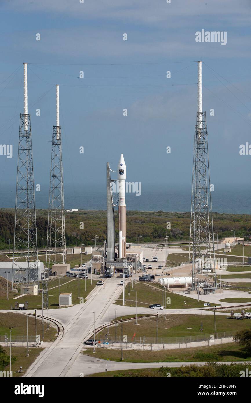Die United Launch Alliance ATLAS V Rakete wird von der Vertical Integration Facility auf das Pad im Launch Complex 41 ca. 2015 Stockfoto