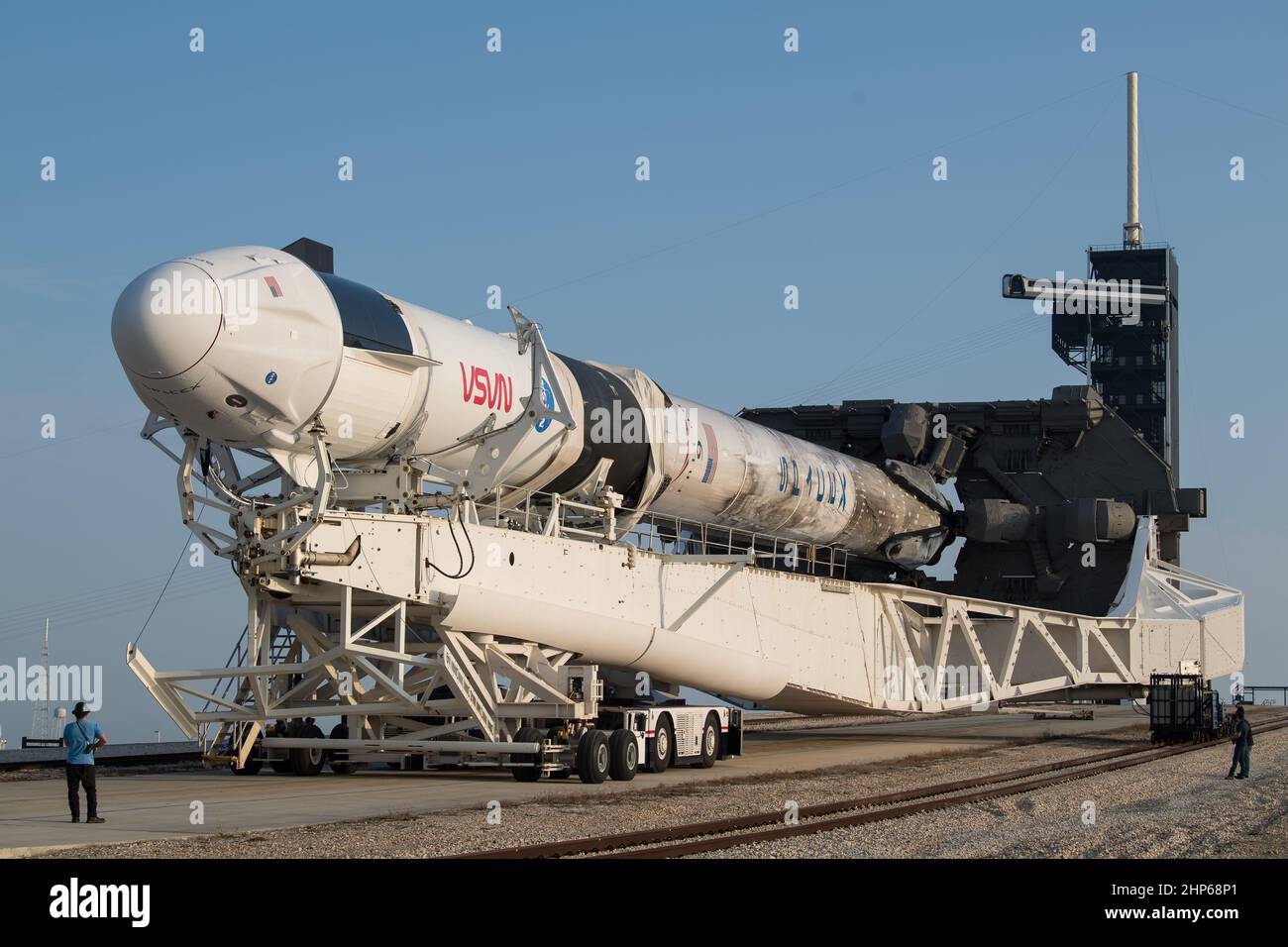 Eine SpaceX Falcon 9-Rakete mit der Crew Dragon-Sonde des Unternehmens an Bord wird beim Start des Launch Complex 39A gesehen, da die Vorbereitungen für die Crew-2-Mission am Freitag, den 16. April 2021, im Kennedy Space Center der NASA in Florida fortgesetzt werden. Stockfoto