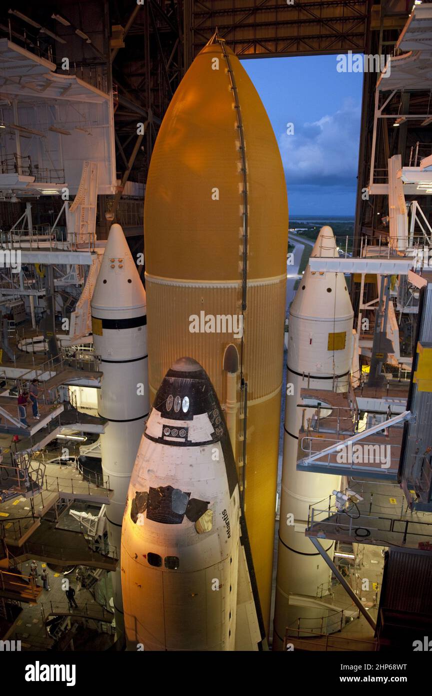Das Space Shuttle Atlantis, das an seinen externen Kraftstofftank und solide Raketenstarter auf einer mobilen Trägerplattform angeschlossen ist, erwartet seine letzte Reise vom Vehicle Assembly Building zum Launch Pad 39A im Kennedy Space Center der NASA in Florida Ca. 2011 Stockfoto