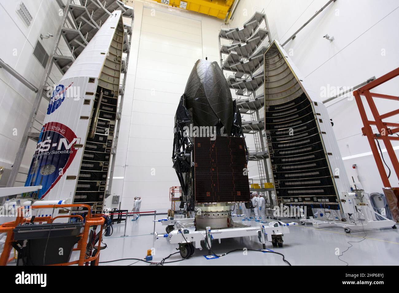 In der Astrotech-Anlage in Titusville, Florida, wird die Nutzlastverkleidung für den NASA-Satelliten TDRS-M, Tracking and Data Relay, in die Position bewegt, um die Sonde zu verkapseln. TDRS-M ist die neueste Raumsonde, die für die Konstellation von Kommunikationssatelliten der Agentur bestimmt ist und nahezu kontinuierlichen Kontakt mit umkreisenden Raumfahrzeugen ermöglicht, von der Internationalen Raumstation und dem Hubble-Weltraumteleskop bis hin zu wissenschaftlichen Observatorien. Der Start der United Launch Alliance ATLAS V-Rakete vom Space Launch Complex 41 bei der Cape Canaveral Air Force Sta ist geplant Stockfoto