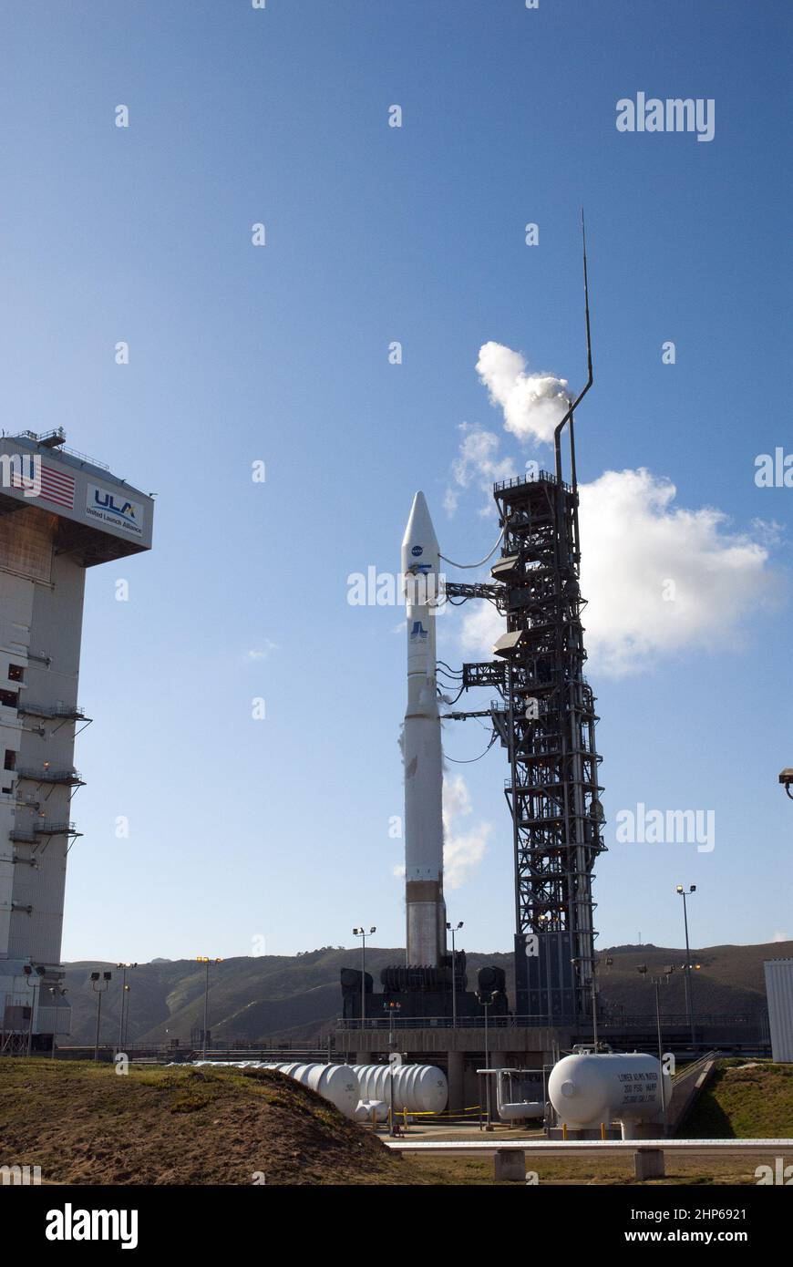 Die Sonde der Landsat Data Continuity Mission ist bereit, auf einer United Launch Alliance ATLAS V-Rakete vom Space Launch Complex 3 auf der kalifornischen Vandenberg Air Force Base Ca. 2012 Stockfoto