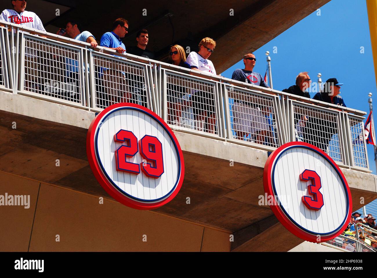 Im Target Field in Minneapolis hängen pensionierte Nummern berühmter Baseballspieler der Minnesota Twins Stockfoto