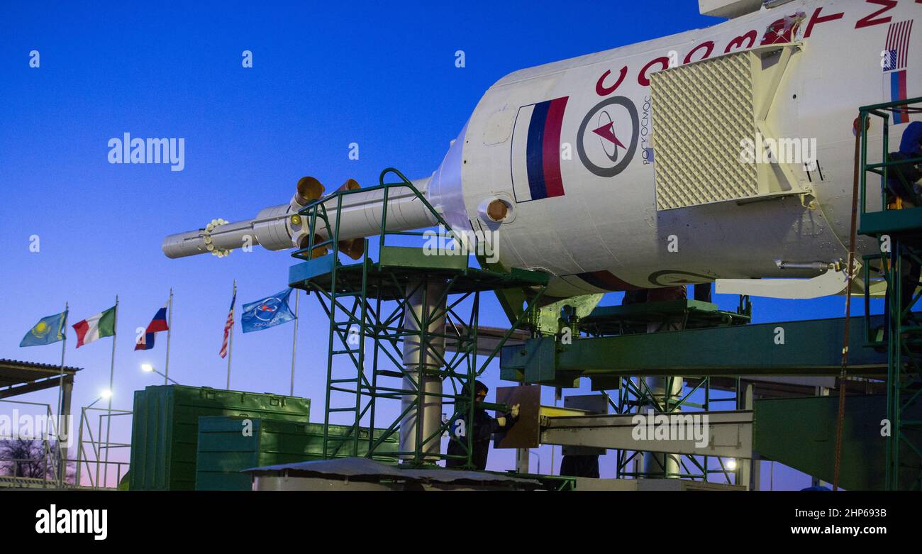 Das Raumschiff Sojus TMA-15M wird am Freitag, den 21. November 2014, im Baikonur-Kosmodrom in Kasachstan kurz nach der Ankunft mit dem Zug auf der Startrampe gesehen. Stockfoto