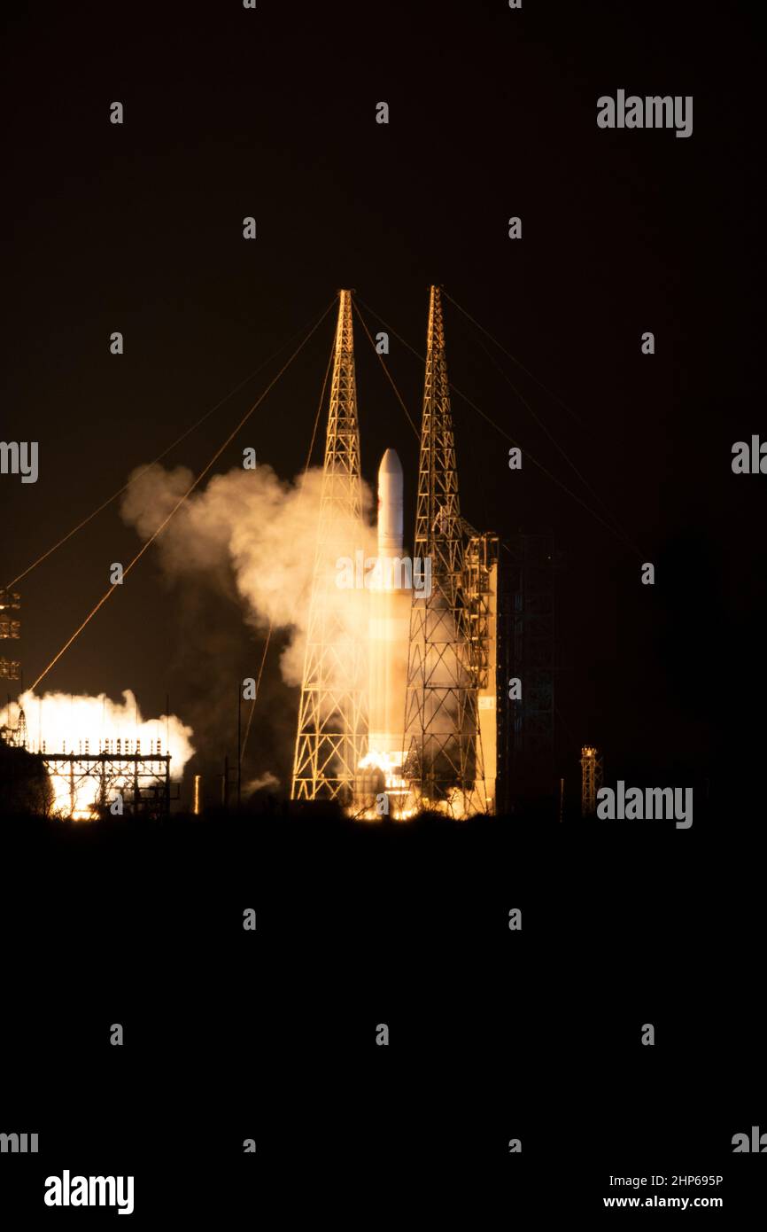 Am Sonntag, den 12. August 2018, hebt die Delta IV Heavy Rakete mit der Parker Solar Probe der NASA am Space Launch Complex 37 der Cape Canaveral Air Force Station um 3:31 Uhr EDT ab. Das Raumschiff wurde vom Applied Physics Laboratory der Johns Hopkins University in Laurel, Maryland, gebaut. Die Mission wird die engsten Beobachtungen eines Sterns durchführen, wenn er durch die Sonnenatmosphäre reist, die Korona genannt wird. Die Sonde wird auf Messungen und Bildgebung angewiesen sein, um unser Verständnis der Korona und der Sonne-Erde-Verbindung zu revolutionieren. Stockfoto