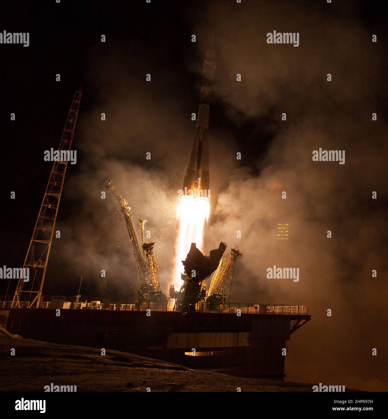 Die Sojus-TMA-14M-Rakete startet am Freitag, den 26. September 2014, vom Kosmodrom Baikonur in Kasachstan mit Expedition 41 Sojus-Kommandant Alexander Samokutyaev vom russischen Föderalen Weltraumamt (Roskosmos), Flugingenieur Barry Wilmore von der NASA, Und die Flugingenieurin Elena Serova von Roskosmos in die Umlaufbahn, um ihre fünfeinhalbmonatige Mission auf der Internationalen Raumstation zu beginnen. Stockfoto