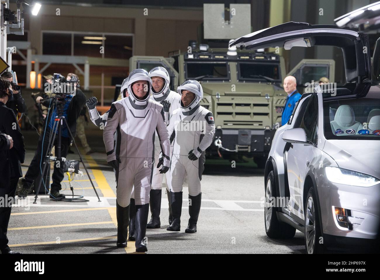 NASA-Astronauten Shane Kimbrough, Front, Astronaut Akihiko Hoshide, zweite, und ESA-Astronaut Thomas Pesquet, hinten, mit SpaceX-Raumanzügen, Werden gesehen, wie sie sich darauf vorbereiten, das Neil A. Armstrong Operations and Checkout Building für den Launch Complex 39A zu verlassen, um die Raumsonde SpaceX Crew Dragon für den Start der Mission Crew-2 am Freitag, den 23. April 2021, im Kennedy Space Center der NASA in Florida zu besteigen. Stockfoto