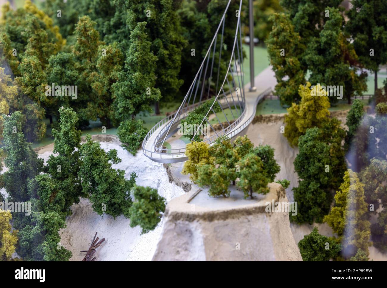 15. Februar 2022, Mecklenburg-Vorpommern, Sassnitz: Ein Modell der zukünftigen Besucherbrücke über der Aussichtsplattform Königsstuhl an der Kreideküste der Insel Rügen, die erst bis Ende April 2022 geöffnet sein wird. Zum Schutz der 118 Meter hohen Kreidefelsen an der Ostsee können Besucher künftig den Blick von einem ovalen, 185 Meter langen Brückenrundweg über die steile Küste bewundern. Die neue Stahlkonstruktion soll eine Tragfähigkeit von 163 Tonnen haben und gleichzeitig bis zu 1.100 Gäste aufnehmen können. Die Bauarbeiten sollen im Sommer 2022 abgeschlossen sein. The National Stockfoto