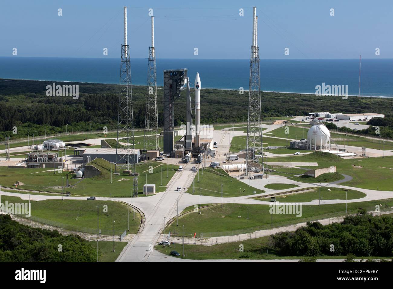 Eine ATLAS V-Rakete der United Launch Alliance steht am Space Launch Complex 41 auf der Cape Canaveral Air Force Station in Florida. Das Trägerrakete wird den Tracking- und Data-Relay-Satelliten der NASA, TDRS-M, in die Umlaufbahn schicken. TDRS-M ist die neueste Raumsonde, die für die Konstellation von Kommunikationssatelliten der Agentur bestimmt ist und nahezu kontinuierlichen Kontakt mit umkreisenden Raumfahrzeugen ermöglicht, von der Internationalen Raumstation und dem Hubble-Weltraumteleskop bis hin zu wissenschaftlichen Observatorien. Der Start auf einer United Launch Alliance ATLAS V-Rakete ist für den Space Launch Complex 41 geplant Stockfoto