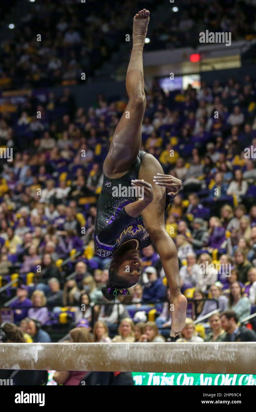 18. Februar 2022: Kiya Johnson von LSU tritt auf dem Balancebalken auf und erzielt während der NCAA-Gymnastik zwischen der Alabama Crimson Tide und den LSU Tigers im Pete Maravich Assembly Center in Baton Rouge, LA, eine perfekte Punktzahl von 10,00. Jonathan Mailhes/CSM Stockfoto