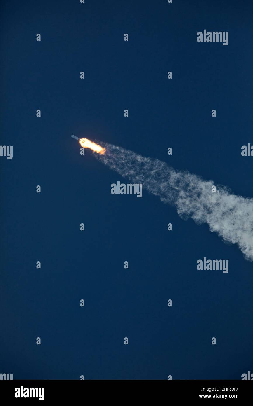 Das zweistufige Trägerrakete Falcon 9 hebt den Space Launch Complex 40 auf der Cape Canaveral Air Force Station ab und bringt die Dragon Repellage-Sonde zur Internationalen Raumstation. Der Start war um 10:36 Uhr EST. Auf seiner Mission zur kommerziellen Nachversorgung der Internationalen Raumstation 13th wird Dragon Vorräte, Ausrüstung und neue wissenschaftliche Experimente für die Technologieforschung zur Verfügung stellen. Die Raumsonde SpaceX Dragon wird etwa 4.800 Pfund Fracht und Material liefern, um wissenschaftliche Untersuchungen an Bord der Raumstation zu unterstützen. Stockfoto