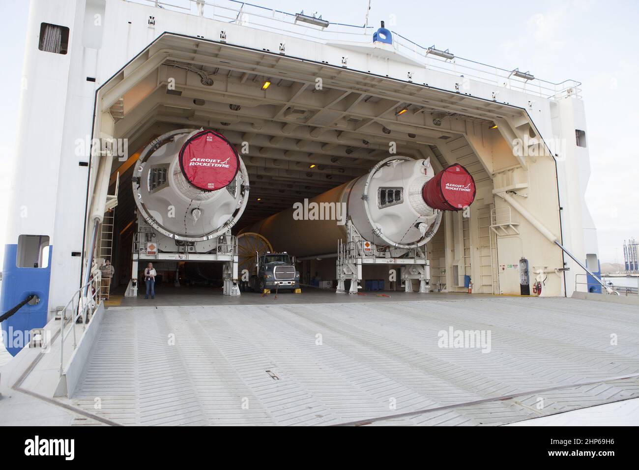 Eine Barge kommt an der US Army Outpost Wharf in Port Canaveral in Florida an und trägt zwei der drei schweren Booster der United Launch Alliance Delta IV für den kommenden Explorationsflug Test-1 der NASA oder EFT-1, Mission mit der Orion-Raumsonde Ca. 2014 Stockfoto