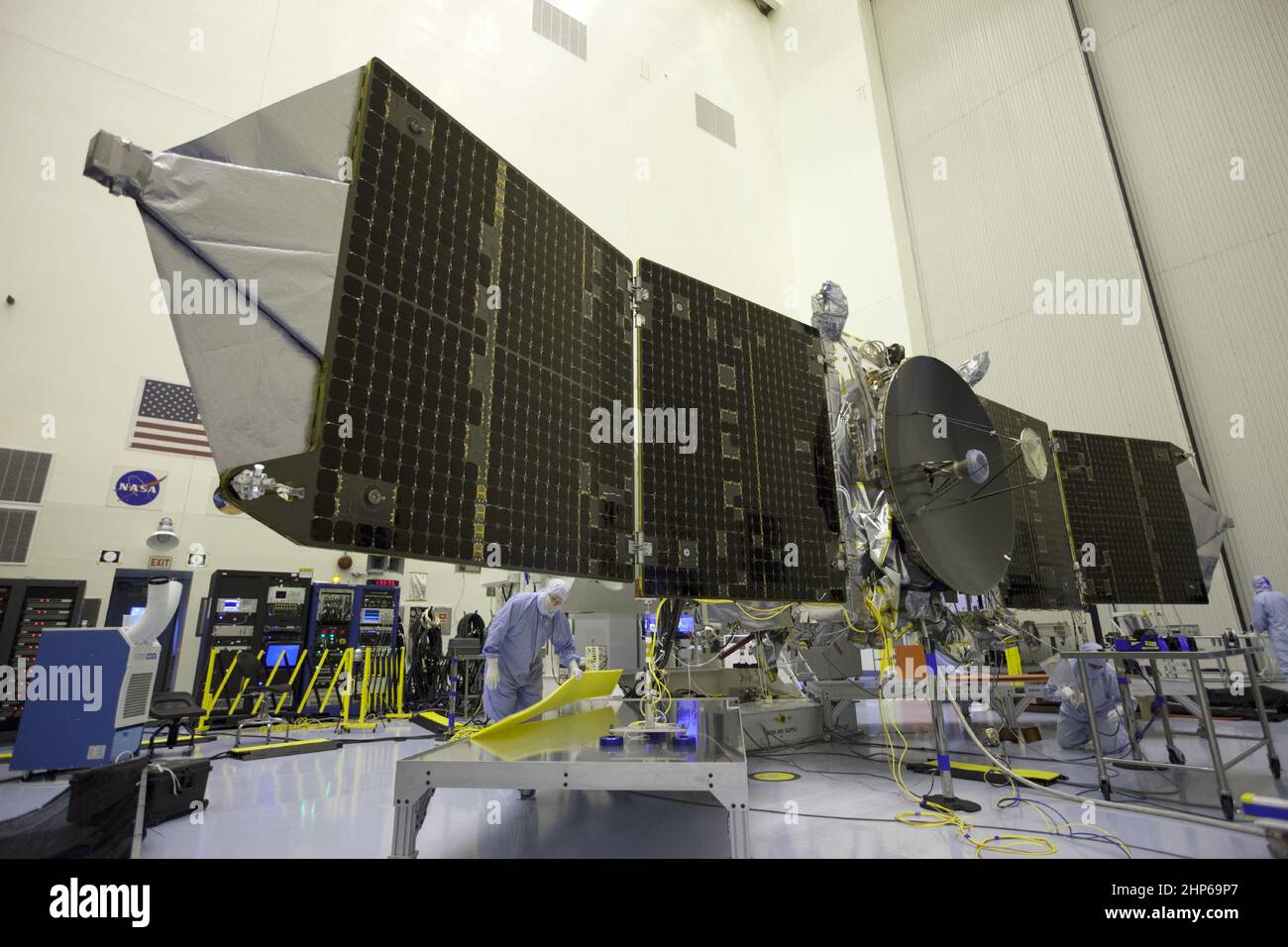 In der Payload Hazardous Servicing Facility im Kennedy Space Center der NASA in Florida testen Ingenieure und Techniker die Zwillingssolararrays auf der Mars-Atmosphäre und der Volatile Evolution, oder MAVEN, Raumsonde Ca. 2013 Stockfoto