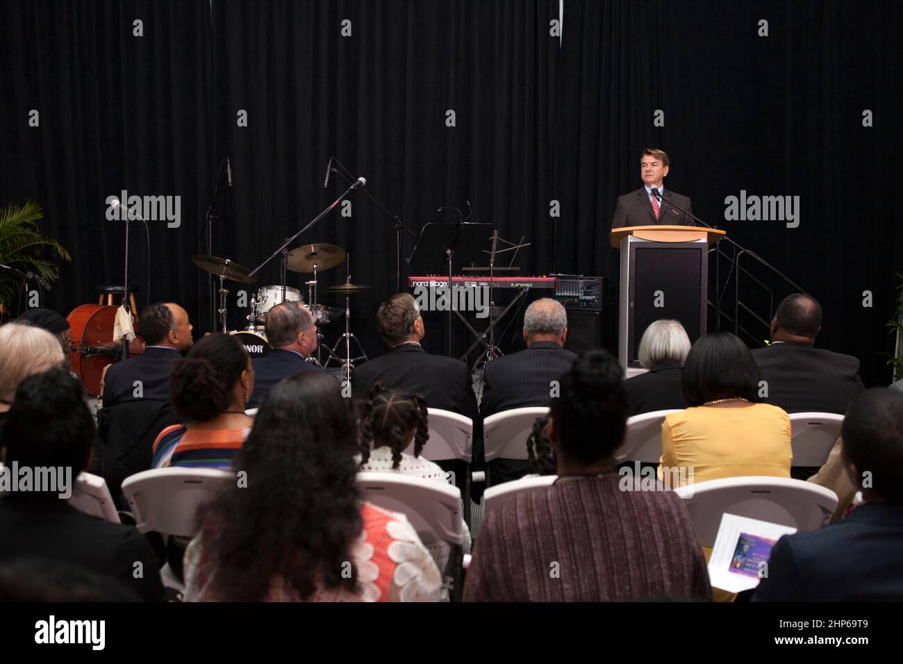 Der Staatsvertreter Thad Altman, Präsident der Astronauts Memorial Foundation (AMF), spricht während einer Hommage an den US Air Foce Maj. Robert Lawrence. Lawrence wurde 1967 für das bemannte Orbiting Laboratory Program ausgewählt und war der erste afroamerikanische Astronaut. Vor 50 Jahren verlor er bei einem Trainingsunfall sein Leben. Die Zeremonie fand im Zentrum für Weltraumbildung im Kennedy Space Center Visitor Complex statt. Stockfoto Der Staatsvertreter Thad Altman, Präsident der Astronauts Memorial Foundation (AMF), spricht während einer Hommage an den US Air Foce Maj. Robert Lawrence. Lawrence wurde 1967 für das bemannte Orbiting Laboratory Program ausgewählt und war der erste afroamerikanische Astronaut. Vor 50 Jahren verlor er bei einem Trainingsunfall sein Leben. Die Zeremonie fand im Zentrum für Weltraumbildung im Kennedy Space Center Visitor Complex statt. Stockfoto