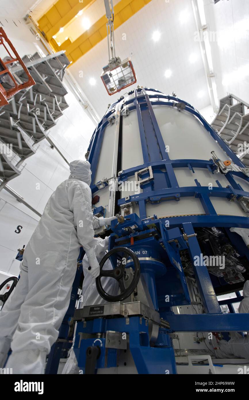 In einem Reinraum bei Astrotech Space Operations in Titusville, Florida, überwachen Techniker und Ingenieure den Fortschritt, da der geostationäre operationelle Umweltsatellit-S von NOAA, GOES-S, in seiner Nutzlastverkleidung eingekapselt ist. Es wird bald in den Space Launch Complex 41 der Cape Canaveral Air Force Station verlegt, wo es auf der ATLAS V-Rakete montiert wird, die den Satelliten in die Umlaufbahn bringen wird. GOES-S ist der zweite in einer Reihe von vier fortschrittlichen geostationären Wettersatelliten, die die Erkennung und Beobachtung von Umweltphänomenen, die sich direkt auf die öffentliche Sicherheit auswirken, deutlich verbessern werden Stockfoto