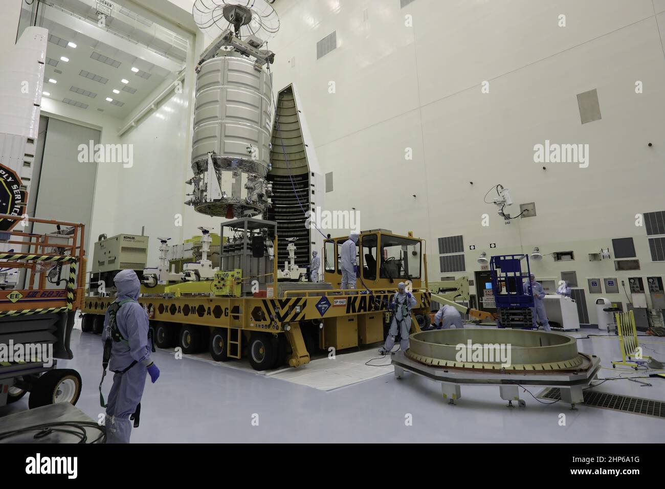 Ein Kran hebt von Orbital ATK CYGNUS unter Druck Cargo von der KAMAG Transporter innerhalb der Nutzlast gefährliche Wartung Werk des NASA Kennedy Space Center in Florida. CYGNUS wird auf einer Arbeit stehen für Final Treibstoff beladen und späten cargo Staufach abgesenkt werden. Die Orbital ATK CRS-7 Commercial resupply Services Mission zur Internationalen Raumstation soll auf einem United Launch Alliance Atlas-V-Rakete vom Weltraum aus komplexen 41 Start in Cape Canaveral Air Force Station am 19. März 2017 zu starten. CYGNUS wird Tausende von Pfund von Zubehör, Ausrüstung und wissenschaftlichen r Stockfoto